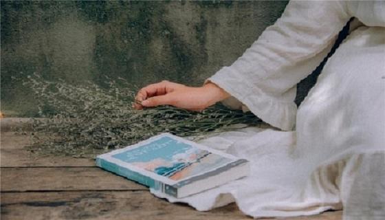 梦见穿白衣服是什么意思