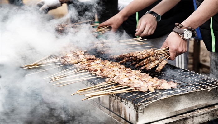 梦见好多人聚在一起吃肉