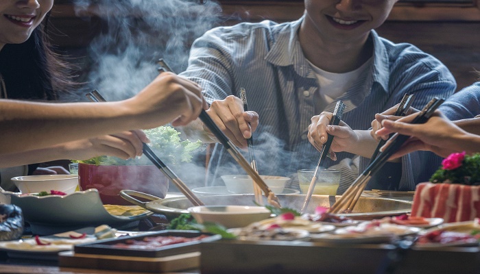 梦见熟悉的人请我吃饭