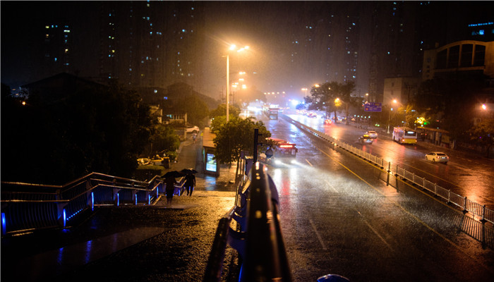 梦见突然下大雨是什么意思