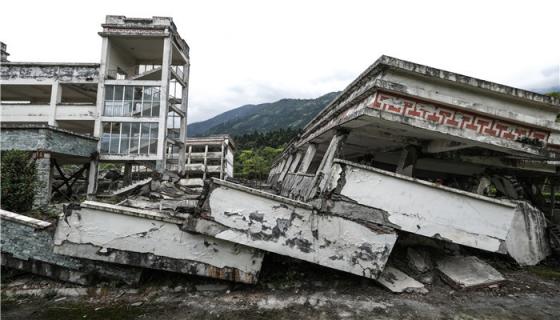 梦见地震摇晃但是没事