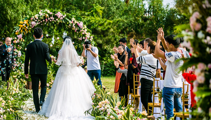 女人梦见参加别人婚礼是什么意思
