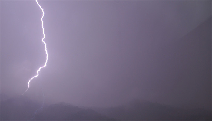 梦见雷劈到地上