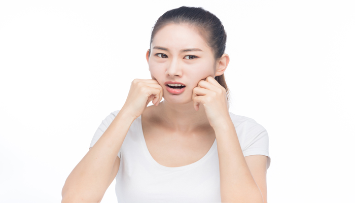 女人梦见牙里扯出虫子