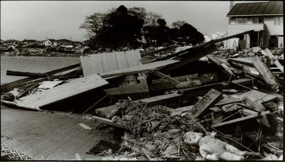 梦见天塌地陷到处逃命