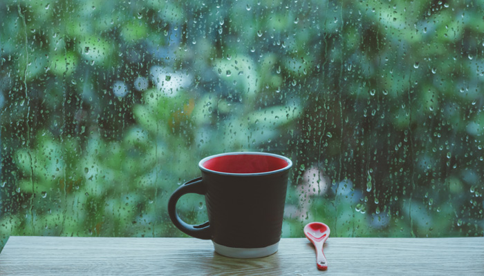 女人梦见下雨走泥泞路