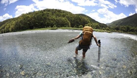 梦见趟水走路水很深