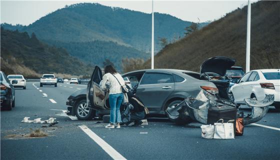 梦见自己开车把别人撞死了