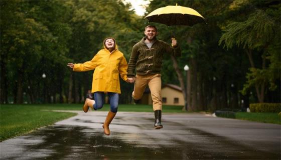 女人梦见下小雨淋湿自己