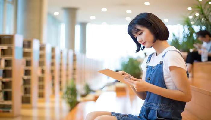 女人梦见上厕所踩到屎是什么意思