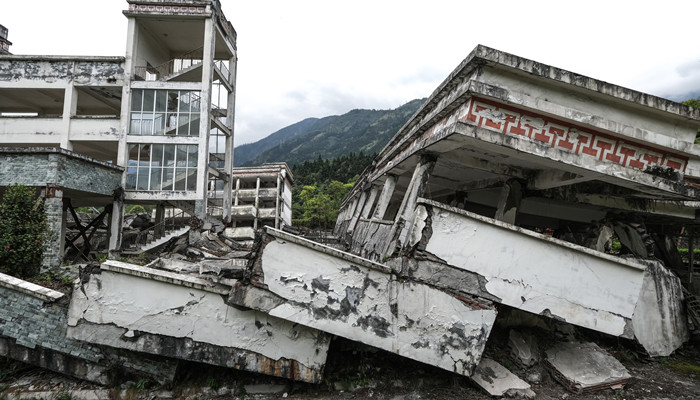 梦见地震山崩地裂逃生成功