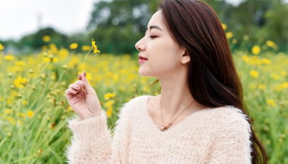 梦见年轻女的跟着我