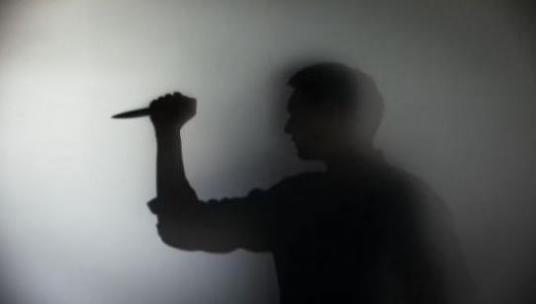 梦见别人拿刀杀我什么意思 梦见别人拿刀杀我预示什么