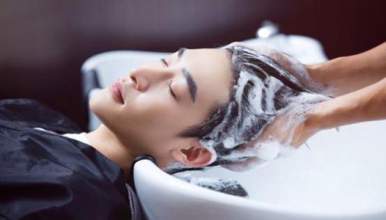 梦见别人给我洗头什么意思 梦见别人给我洗头预示什么