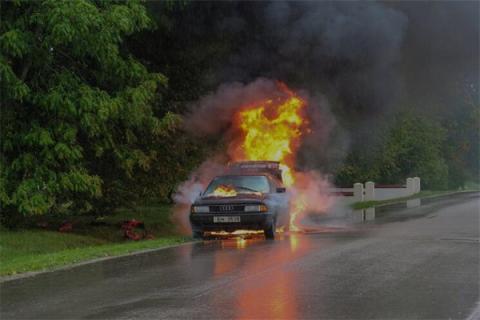 梦到了的车着火了意味着什么