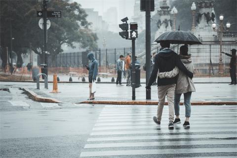 梦见下雨撑伞的预兆