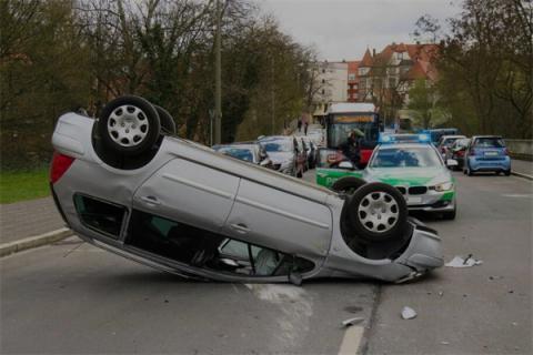 梦到了车毁人亡是什么意思？