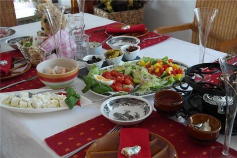 梦见在家吃饭会有什么预兆