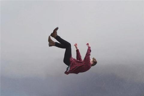 梦见楼上掉下好不好