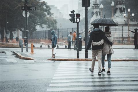 梦到了下雨回家代表着什么