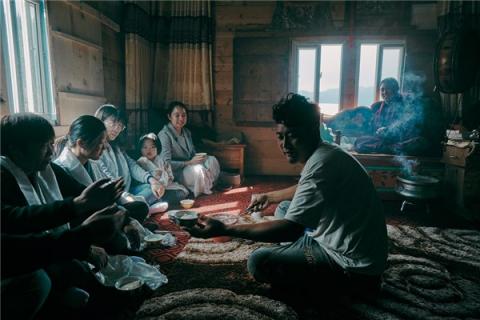 梦到了好多人来家里怎么回事