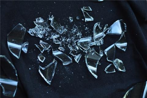梦见玻璃被砸预示什么