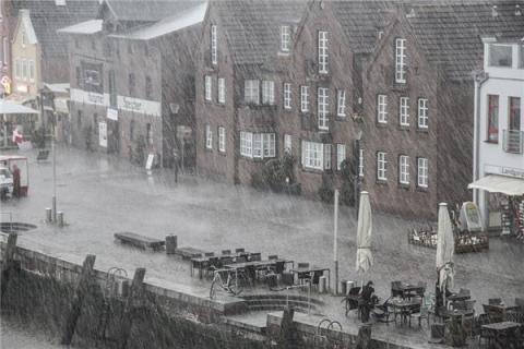 梦到了下雨屋里漏水好不好