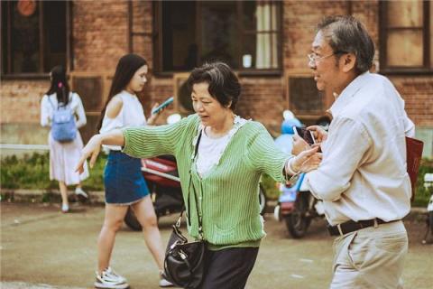 梦到了两女一男有什么征兆