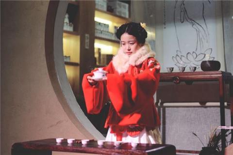 梦到了很多女人穿红衣代表什么