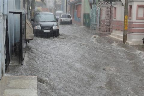 梦见下大雨，发大水是什么意思