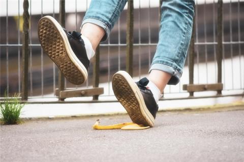 梦到了别人滑倒啥意思