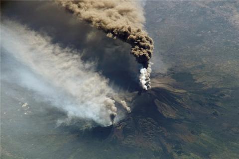 梦见火山爆发和打仗我逃跑预示什么