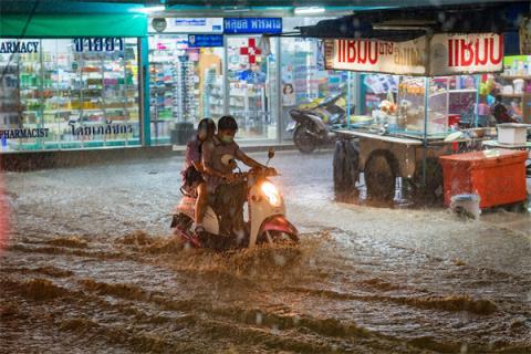 梦到下雨屋里进水是什么意思？