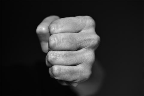 梦到老人打我是好是坏